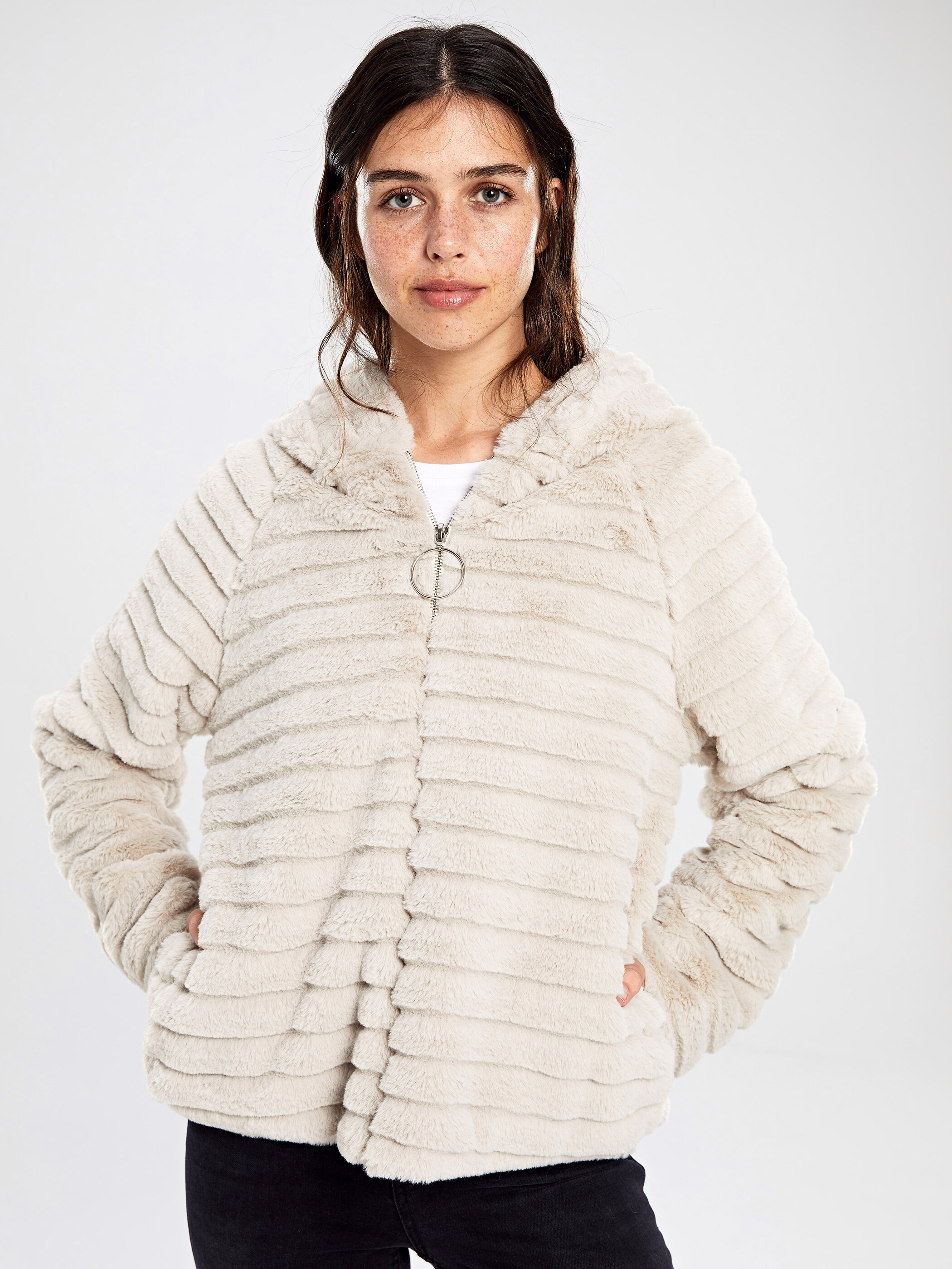 LCW Kapüşonlu Kalın Pelüş Kürk Kaban. 1