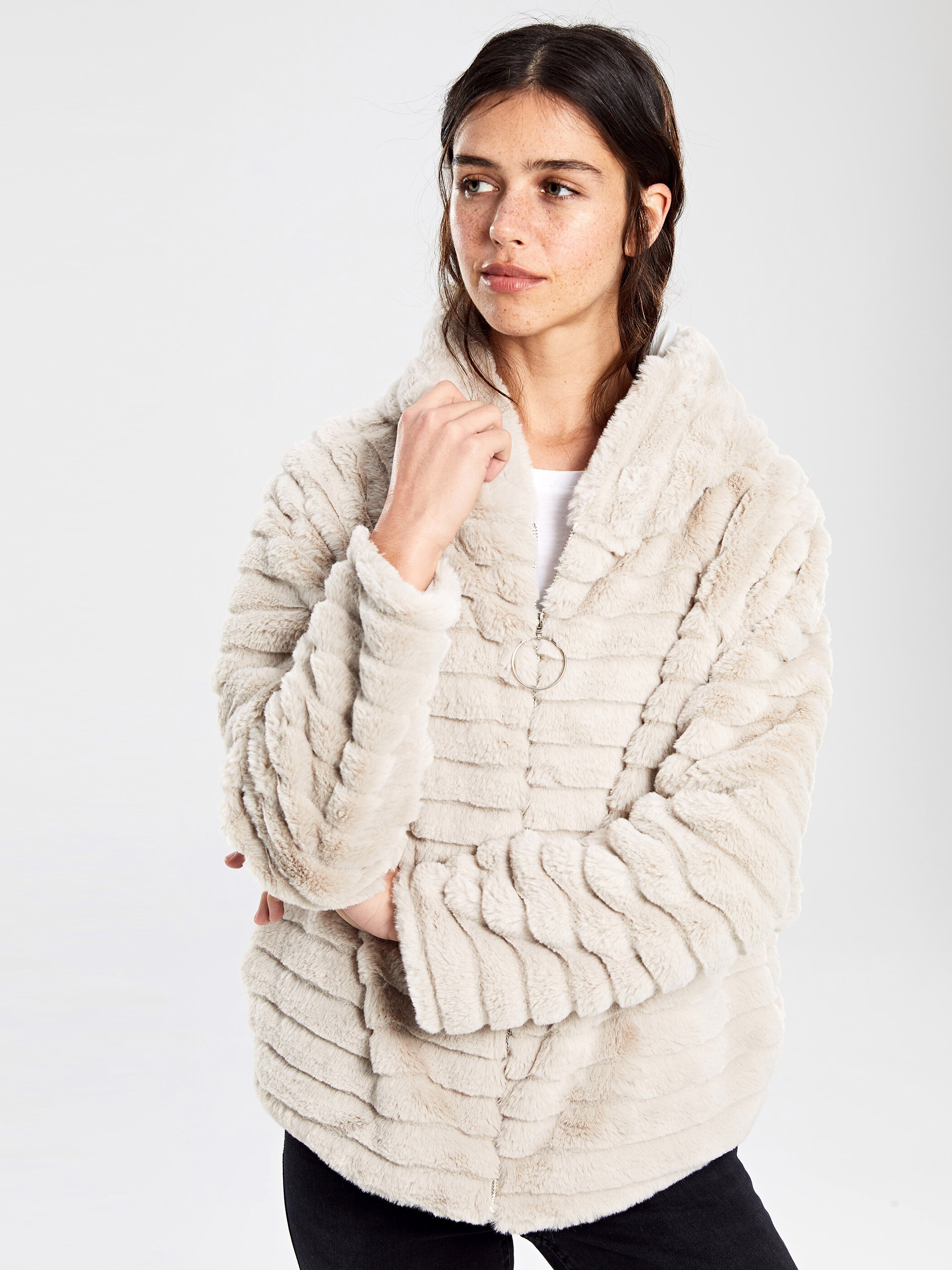 LCW Kapüşonlu Kalın Pelüş Kürk Kaban. 2